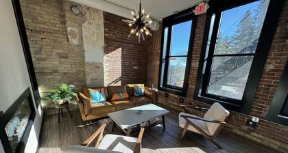 Canal Park/Downtown Duluth Luxury Condo. 4 bedroom, 2.5 bath