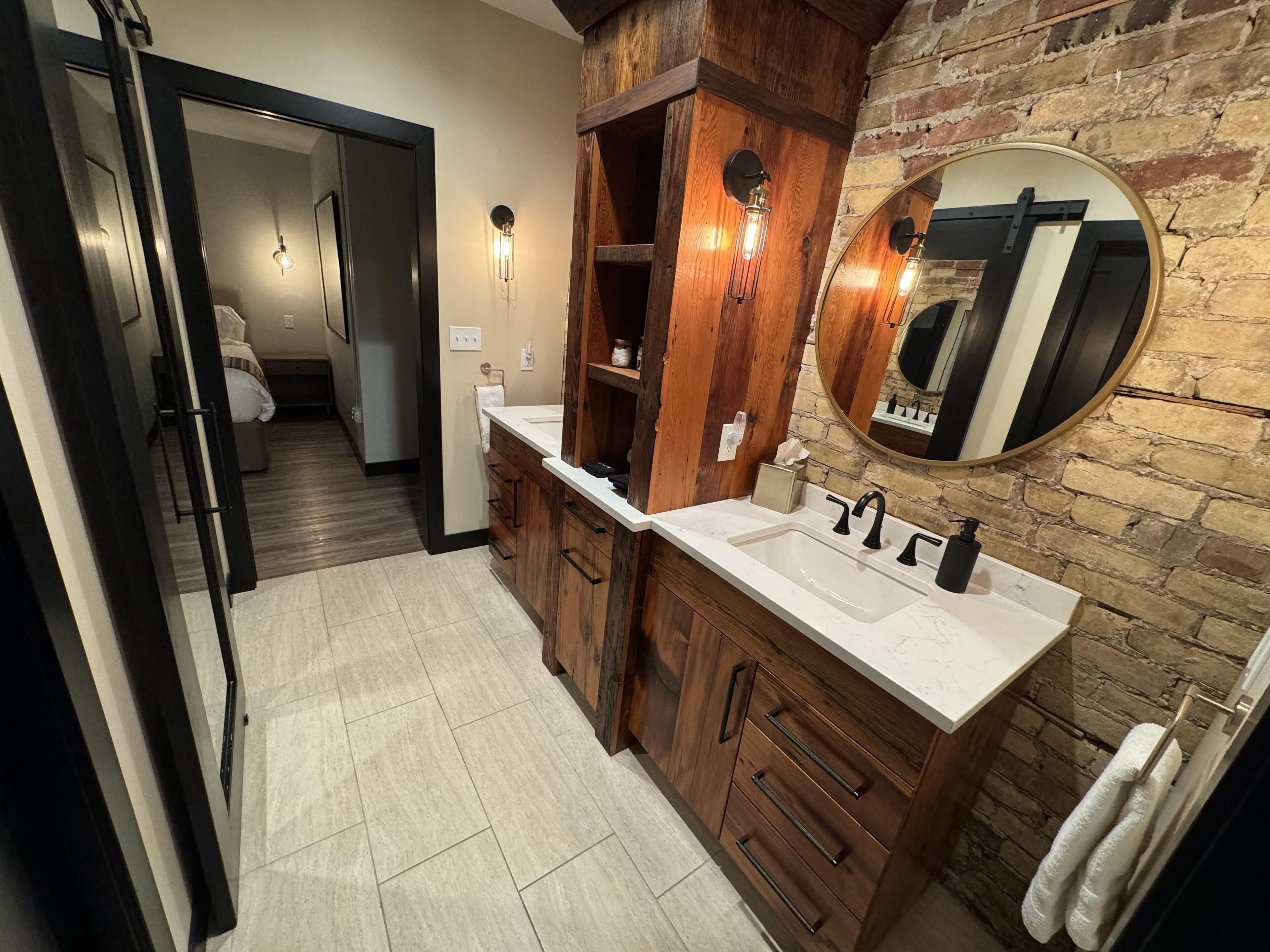 Jack'n'Jill bathroom can be private or shared between King rooms.