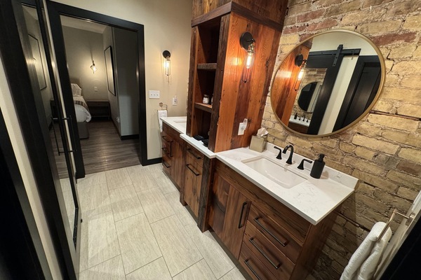 Jack'n'Jill bathroom can be private or shared between King rooms.
