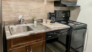 Coffee/tea maker, fridge, microwave, oven - Apex Mountain ~ Precision Palace ~ Apex Mountain Inn (Apex Mountain Resort)