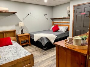 1 bedroom, desk, free WiFi, bed sheets - Apex Mountain ~ Precision Palace ~ Apex Mountain Inn (Apex Mountain Resort)