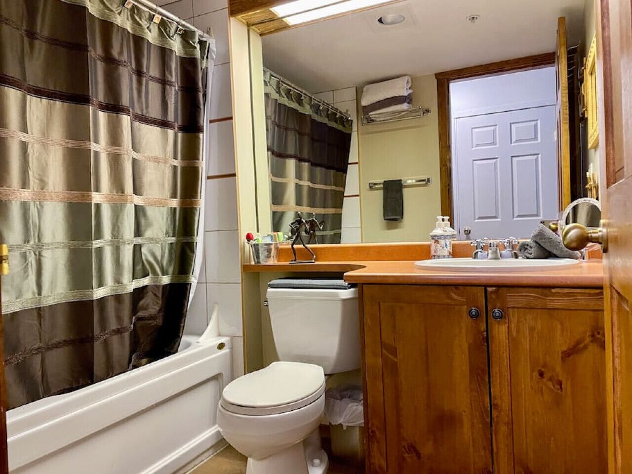 Sèche-cheveux, serviettes fournies