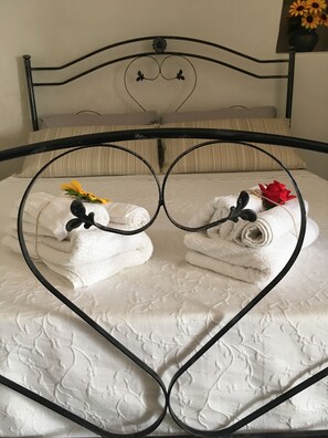 1 chambre, fer et planche à repasser, Wi-Fi gratuit, draps fournis