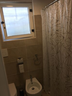 Douche, sèche-cheveux, bidet, serviettes fournies