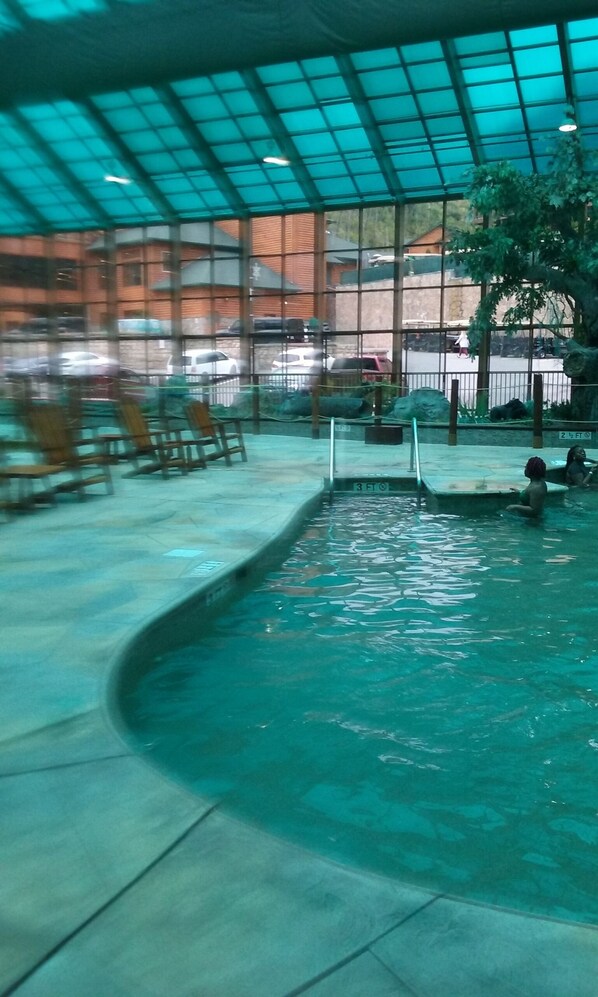 Inomhuspool och utomhuspool