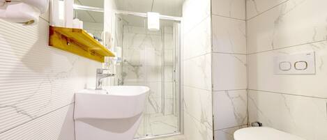 Standard Room | Bathroom | Shower, rainfall showerhead, free toiletries, hair dryer