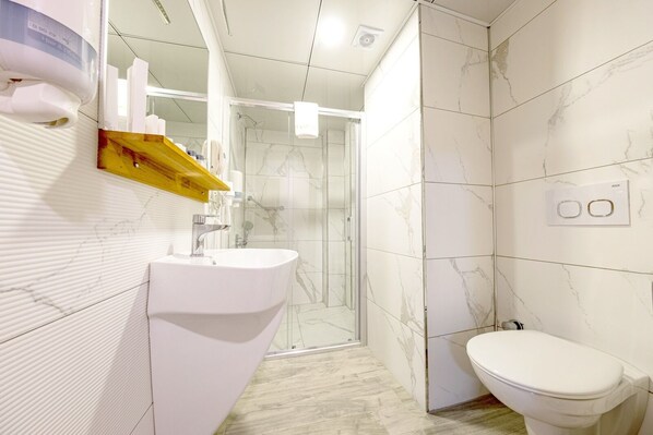 Standard Room | Bathroom | Shower, rainfall showerhead, free toiletries, hair dryer