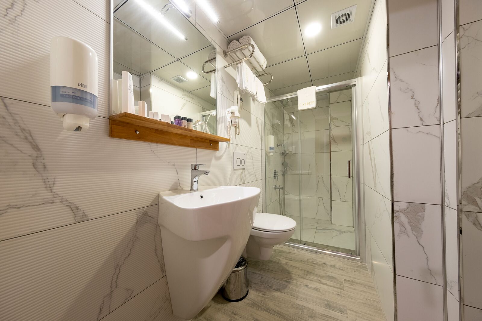 shower, rainfall showerhead, free toiletries, hair dryer