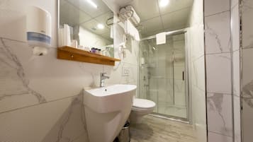 Shower, rainfall showerhead, free toiletries, hair dryer