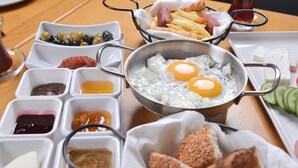 Ein reichhaltiges Frühstücksbuffet mit verschiedenen Speisen und Beilagen.