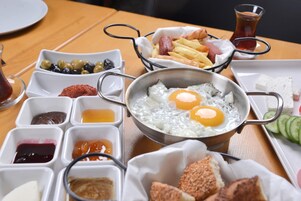 逢周一至周五供应当地美食早餐（每人 TRY 80）