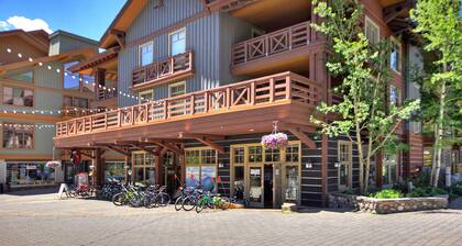 Modern Hotel Room in Center Village. TM225A