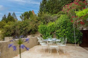 Outdoor dining - 3-bedroom house at the foot of the Cité (Carcassonne)