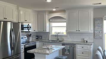 Geladeira, micro-ondas, fogão, cooktop