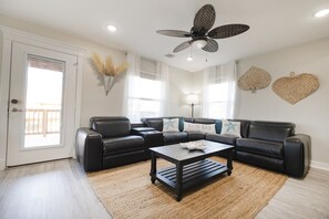 Smart TV - That’s What Sea Said ~ HOT TUB & Stunning Bay View (Surfside Beach)
