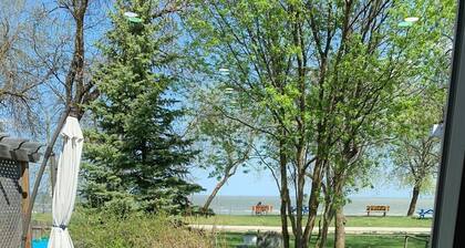 Little Cottage On The Lake ** 40 steps to beautiful beach