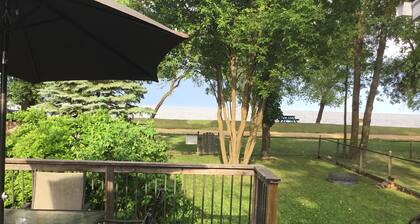Little Cottage On The Lake ** 40 steps to beautiful beach