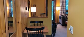Snowbrook: Ski in/out access with pool, hot-tub, and sauna for après ski!