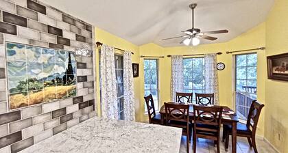 Superb,Pet friendly. Big Backyard on Greenbelt. HEB Center. ATX Kalahari,183
