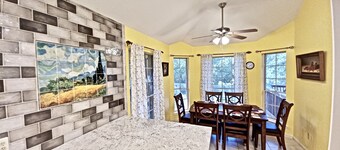Superb,Pet friendly. Big Backyard on Greenbelt. HEB Center. ATX Kalahari,183