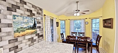 Superb,Pet friendly. Big Backyard on Greenbelt. HEB Center. ATX Kalahari,183