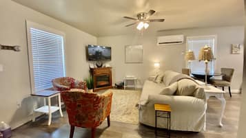 Smart-TV, Kamin, DVD-Player, Videothek