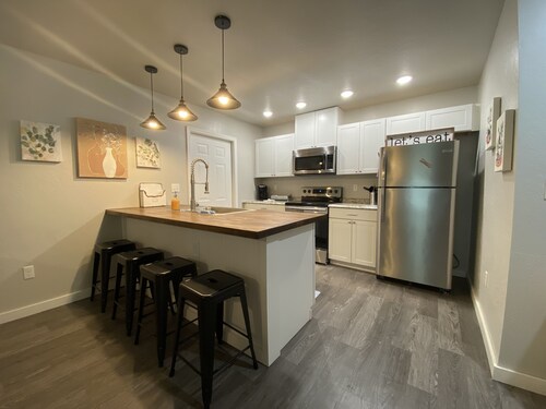 Honey Bee Cottage, ez trailer parking 🔥place, king, paved,🔥pit , Fast WIFI 3tvs