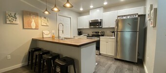 Honey Bee Cottage, ez trailer parking 🔥place, king, paved,🔥pit , Fast WIFI 3tvs