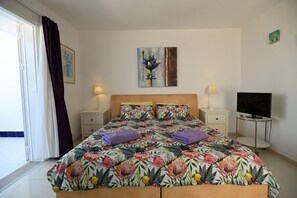 3 quartos, ferros/tábuas de passar roupa, berço de viagem