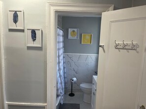 Een bad, een haardroger, handdoeken, zeep