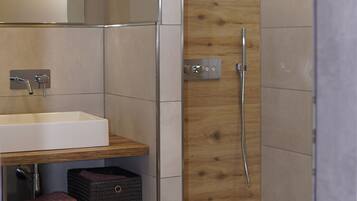 Dusche, Haartrockner, Handtücher, Seife