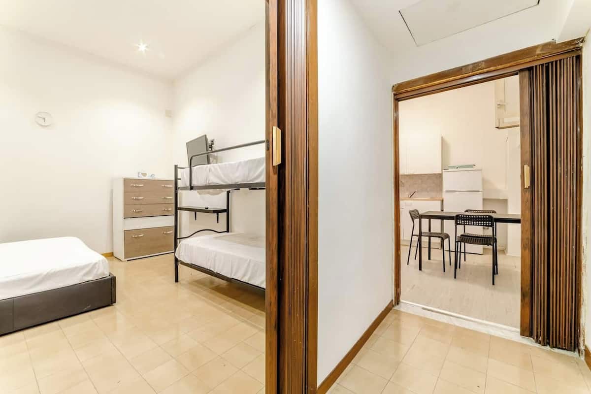 Classic Room | Desk, laptop workspace, soundproofing, WiFi (free)