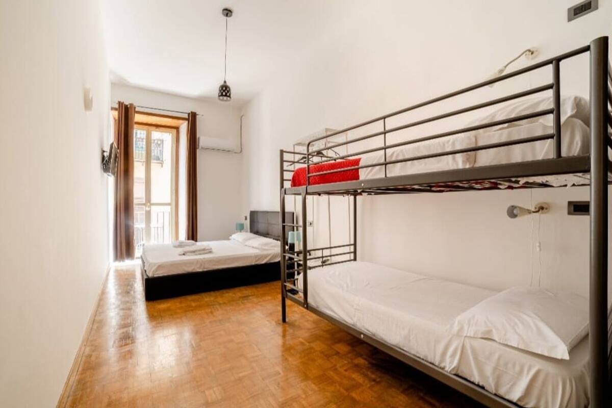 City Room | Desk, laptop workspace, soundproofing, WiFi (free)