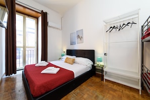 City-Zimmer | Schreibtisch, laptopgeeigneter Arbeitsplatz, schallisolierte Zimmer