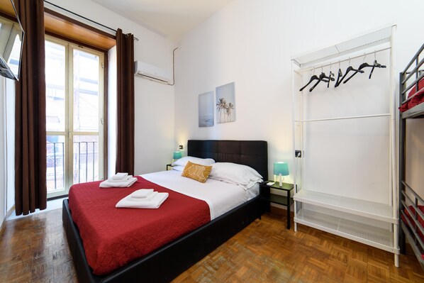 Bureau, espace de travail pour ordinateur portable