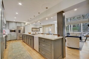 冷蔵庫、電子レンジ、オーブン、コンロ