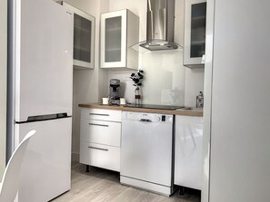 Kühlschrank, Mikrowelle, Herdplatte, Geschirrspüler