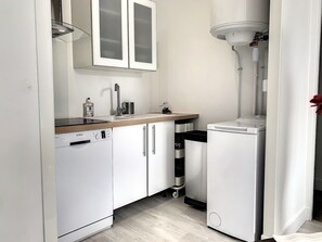 Kühlschrank, Mikrowelle, Herdplatte, Geschirrspüler