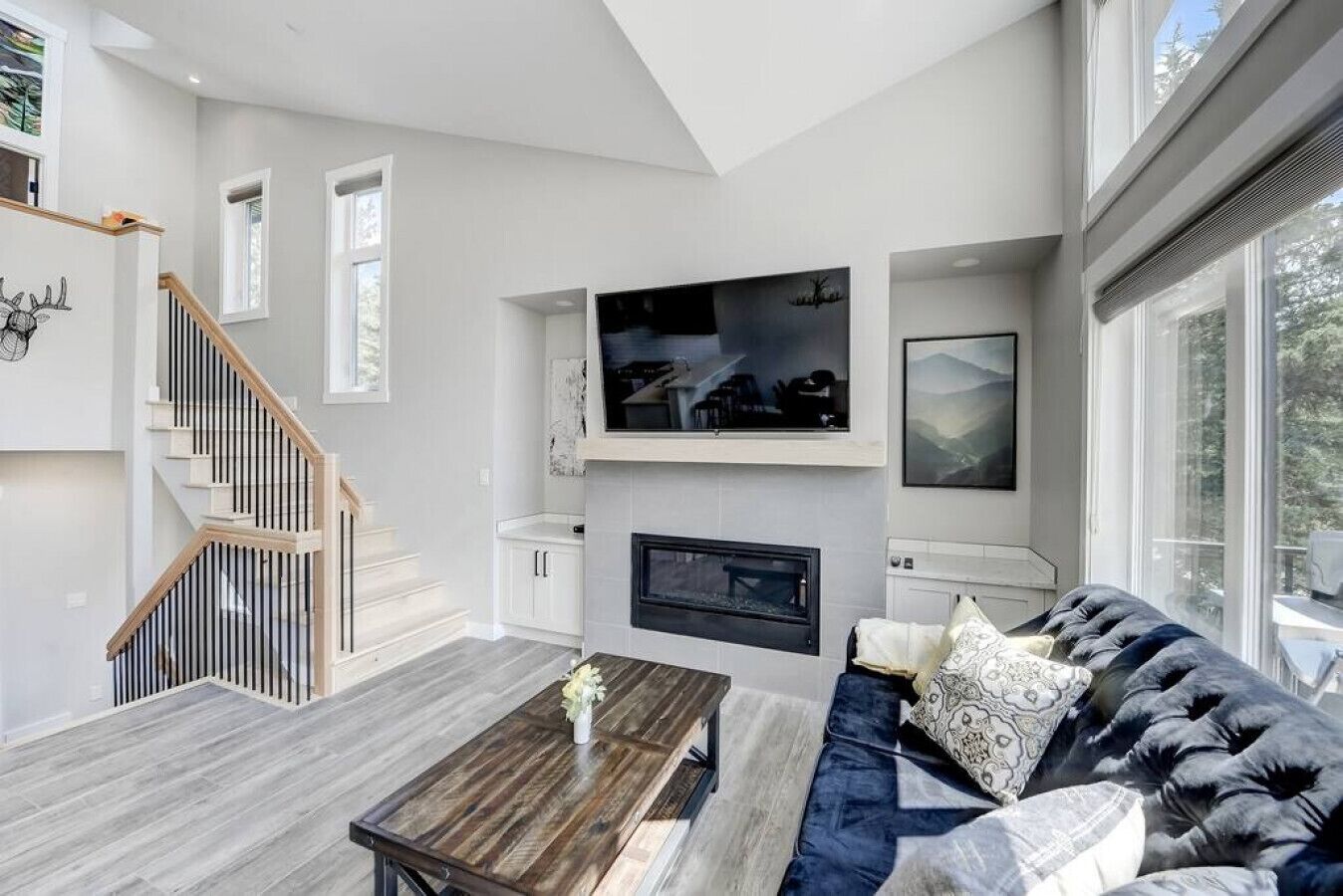 Een smart-tv, een open haard en een kantoor