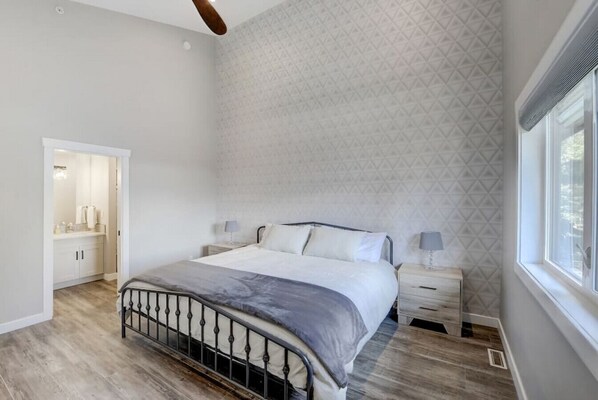 3 habitaciones, escritorio y tabla de planchar con plancha 