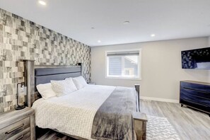 3 habitaciones, escritorio y tabla de planchar con plancha 