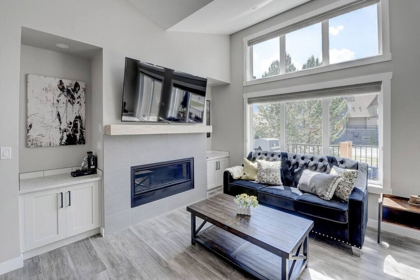 Smart TV, chimenea y oficina 