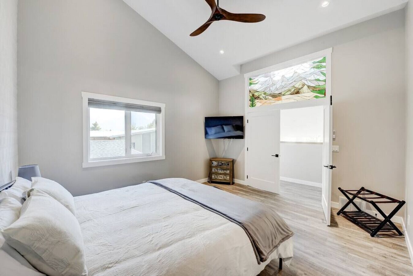 3 habitaciones, escritorio y tabla de planchar con plancha 