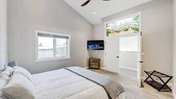 3 bedrooms, desk, iron/ironing board, travel crib