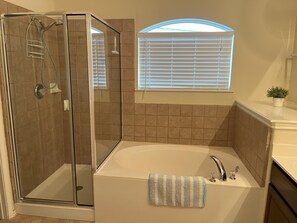 Ensemble douche/baignoire, sĂšche-cheveux, serviettes fournies, savon