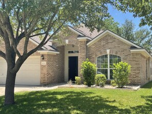 Exterior - Cozy & spacious 3 bedroom home -North San Antonio. Stone Oak area (San Antonio)