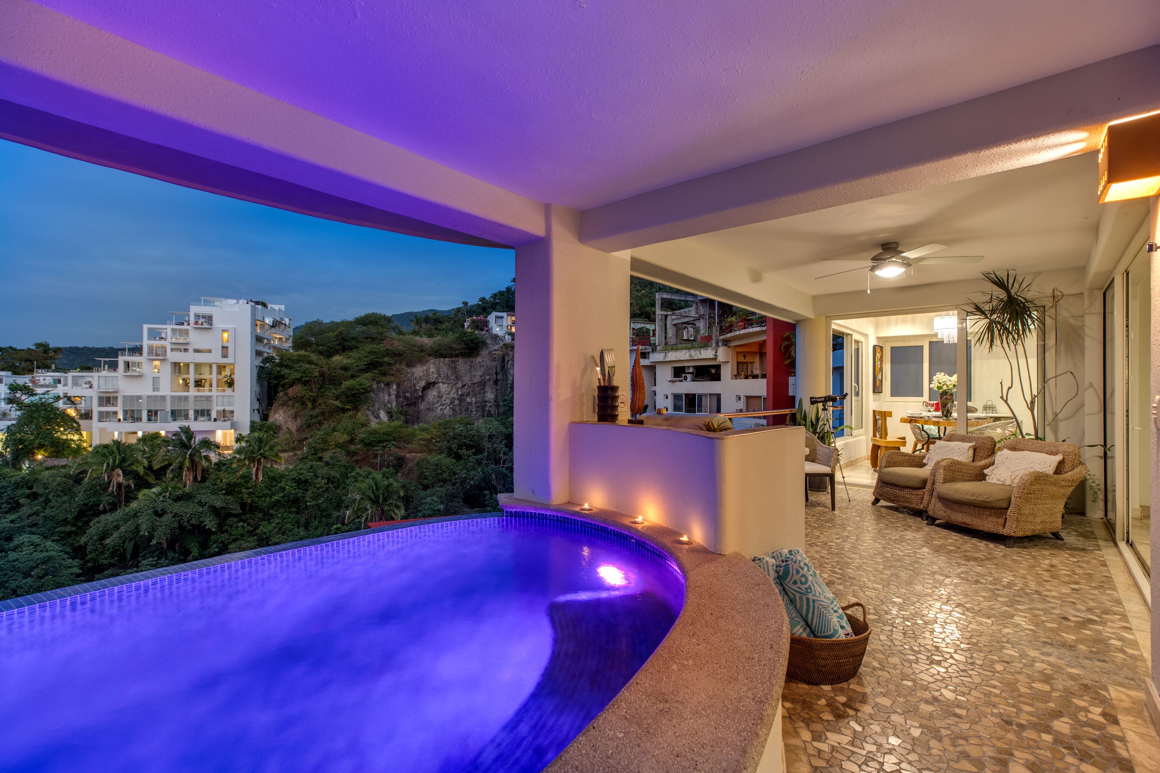 Alberca al aire libre y alberca climatizada