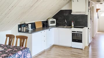 Refrigerador, parrilla de estufa, lavavajillas y cafetera y tetera