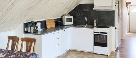 Refrigerador, parrilla de estufa, lavavajillas y cafetera y tetera