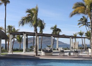 Alberca al aire libre y alberca climatizada